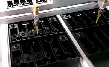 南京某鉛酸蓄電池制造商采購(gòu)視覺點(diǎn)膠機(jī)完成無人化自動(dòng)涂膠
